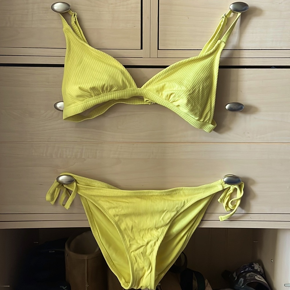 Selling a Yellow bikini, top is a large but the bottom are a XL.